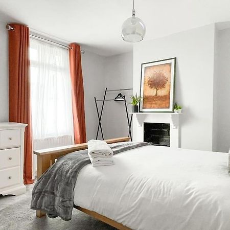 Vila Large House With Fast Trains To London Croydon Exteriér fotografie