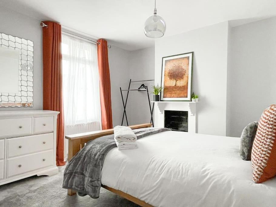 Vila Large House With Fast Trains To London Croydon Exteriér fotografie